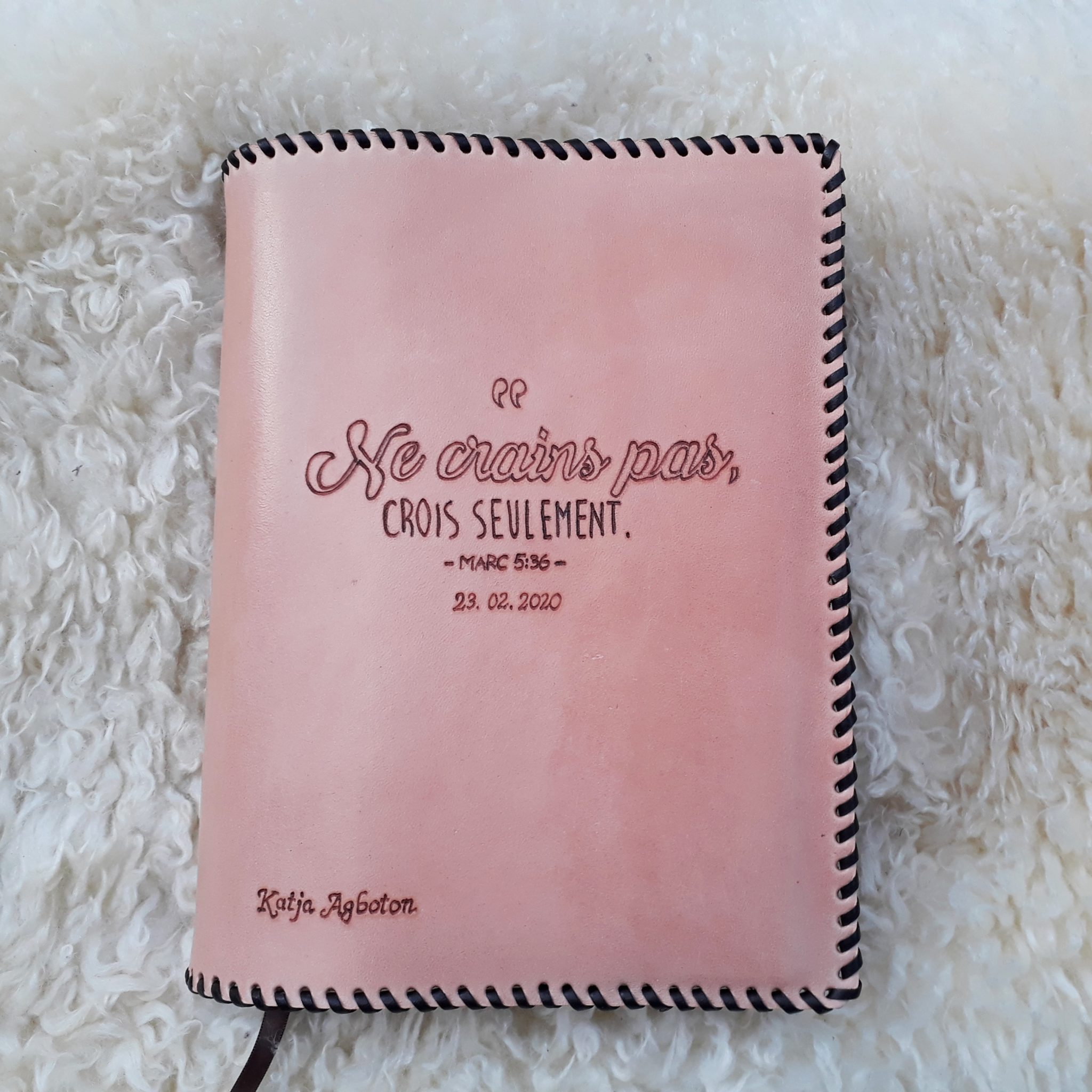 Création cuir artisanal - COUVRE-LIVRE : AGBOTON