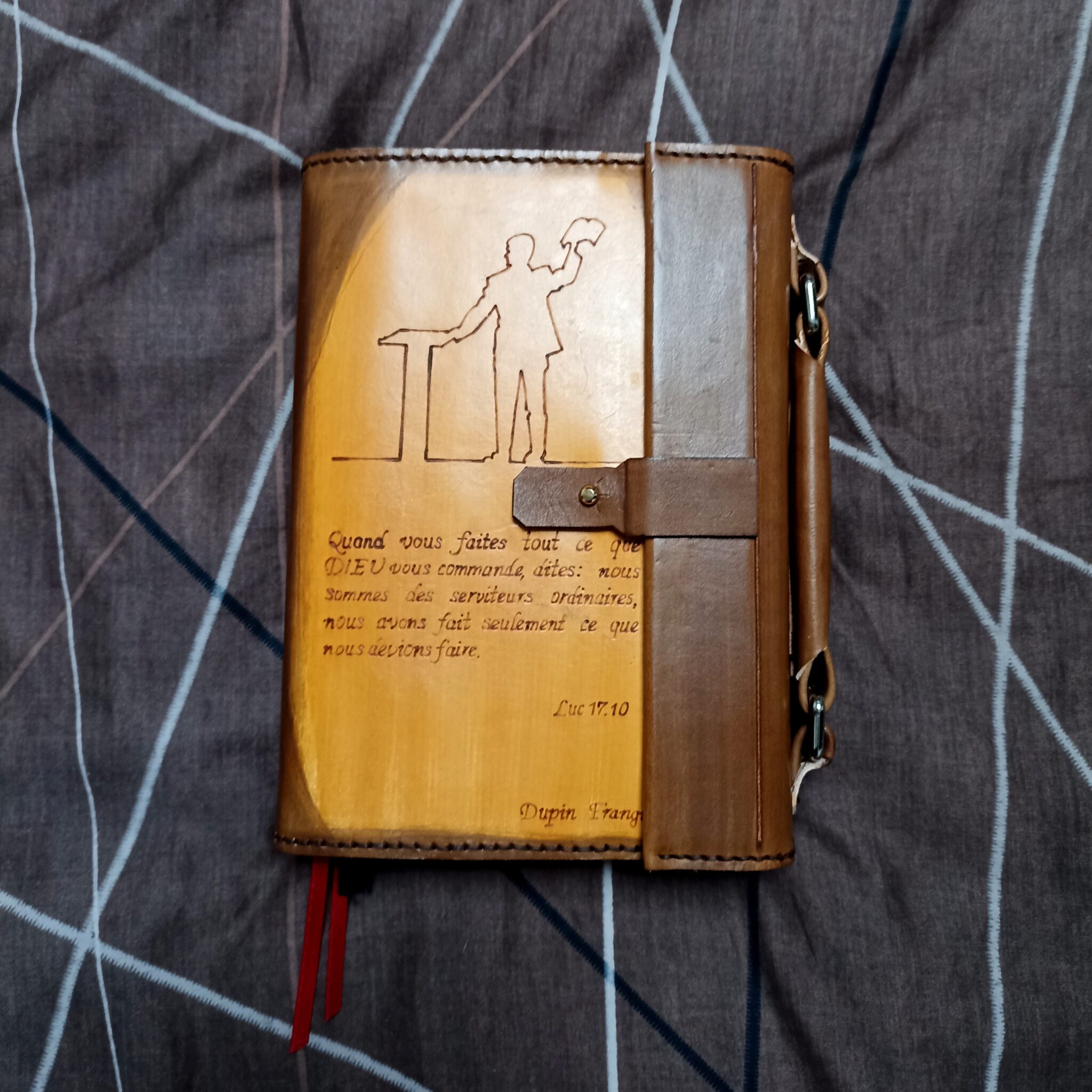 Création cuir artisanal - COUVRE-LIVRE : AMBIANCE