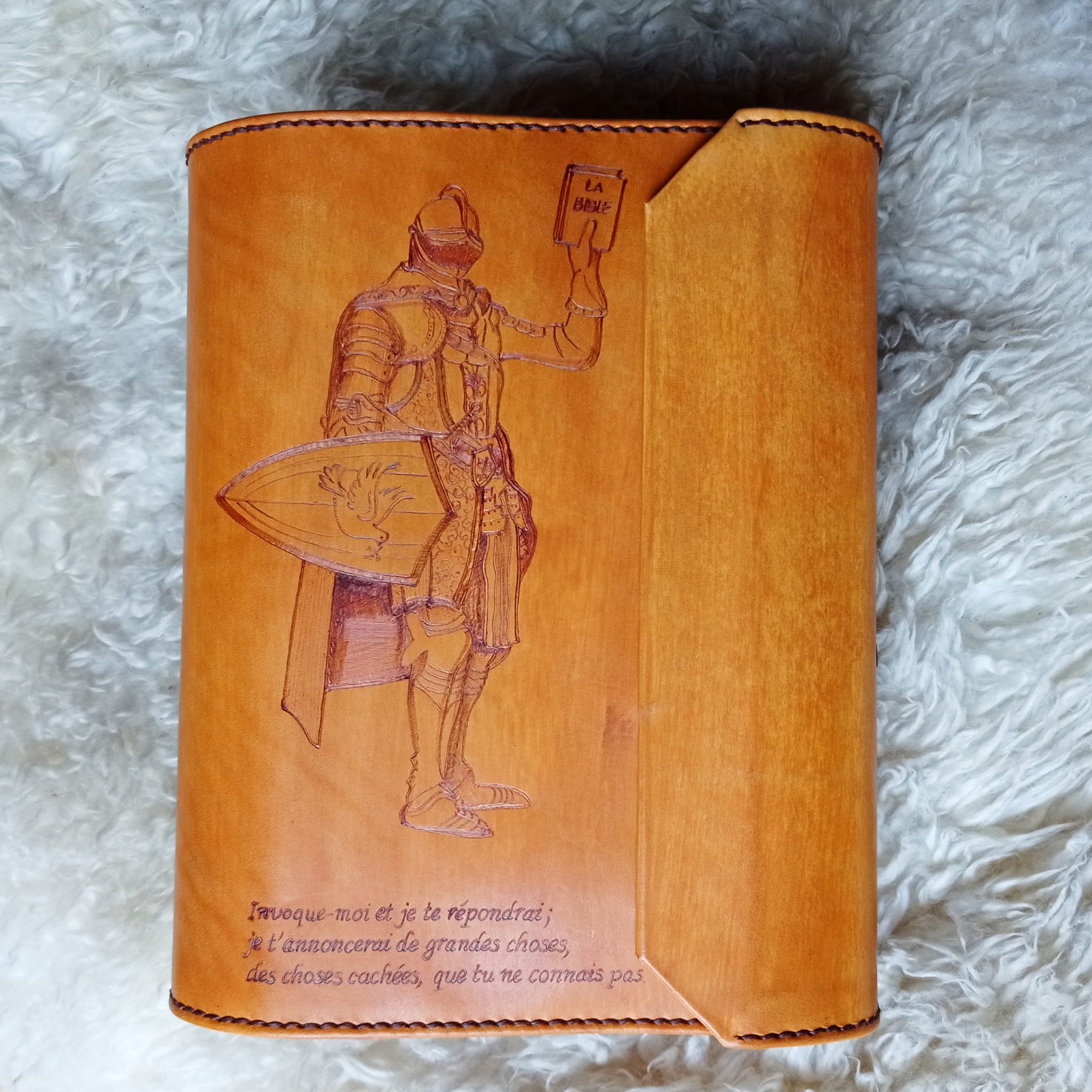 Création cuir artisanal - COUVRE-LIVRE : CHEVALIER