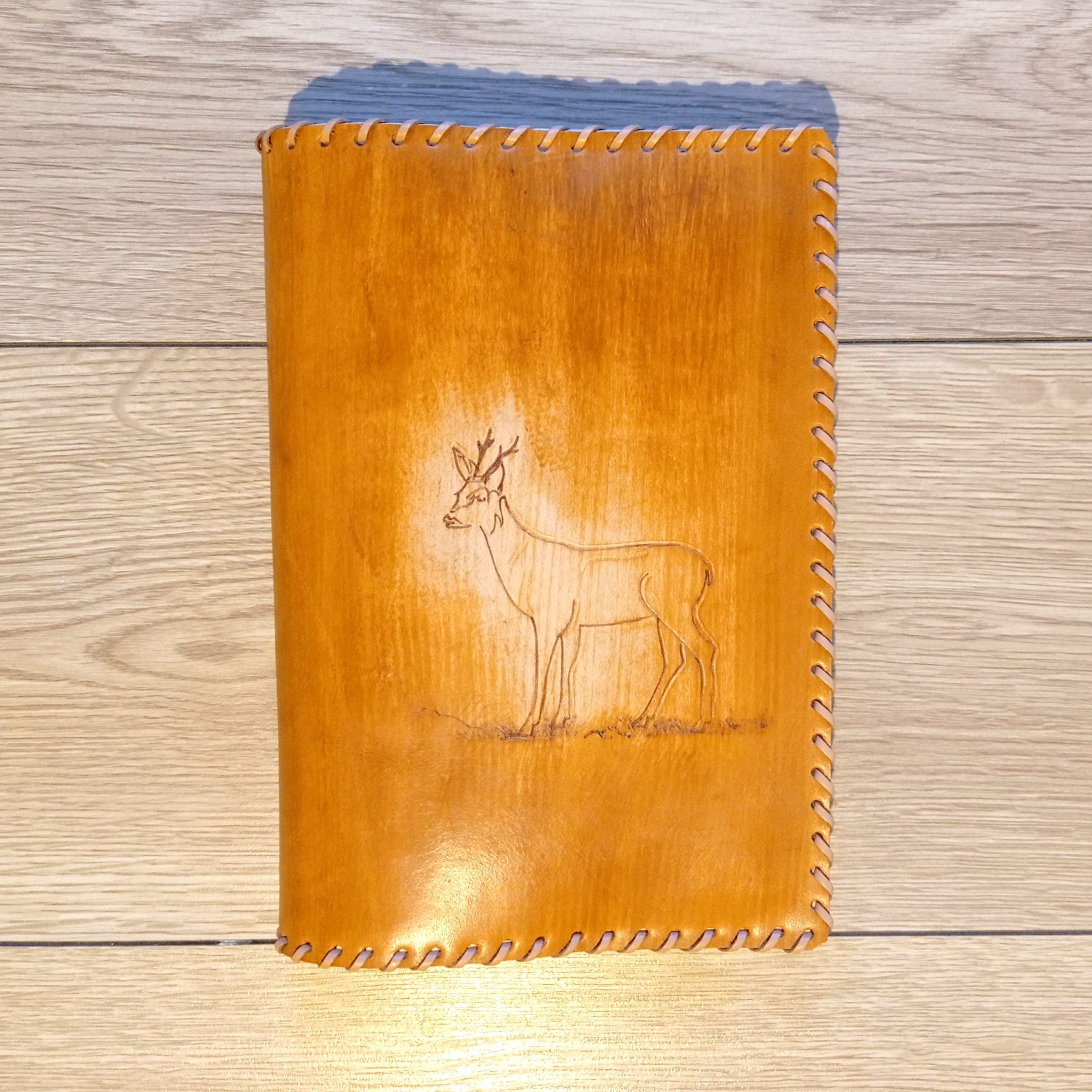 Création cuir artisanal - COUVRE-LIVRE : CHEVREUIL