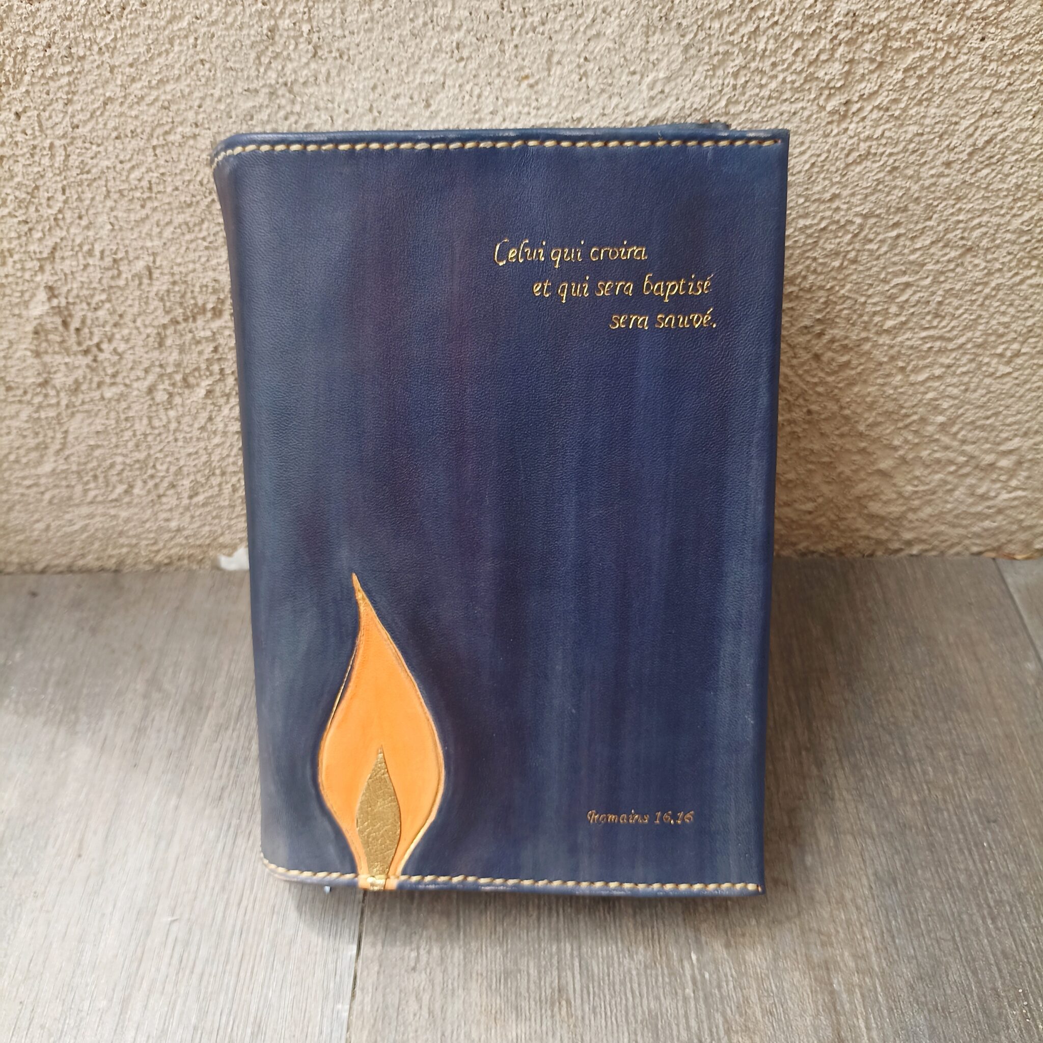 Création cuir artisanal - COUVRE-LIVRE : COURONNE