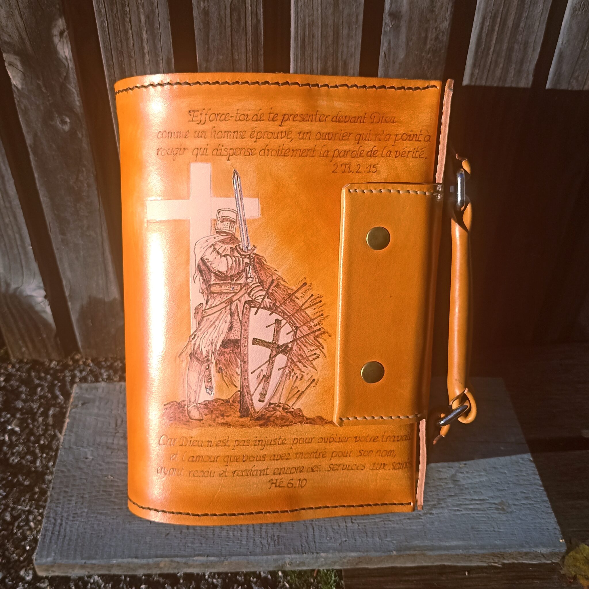 Création cuir artisanal - COUVRE-LIVRE : CROISADE
