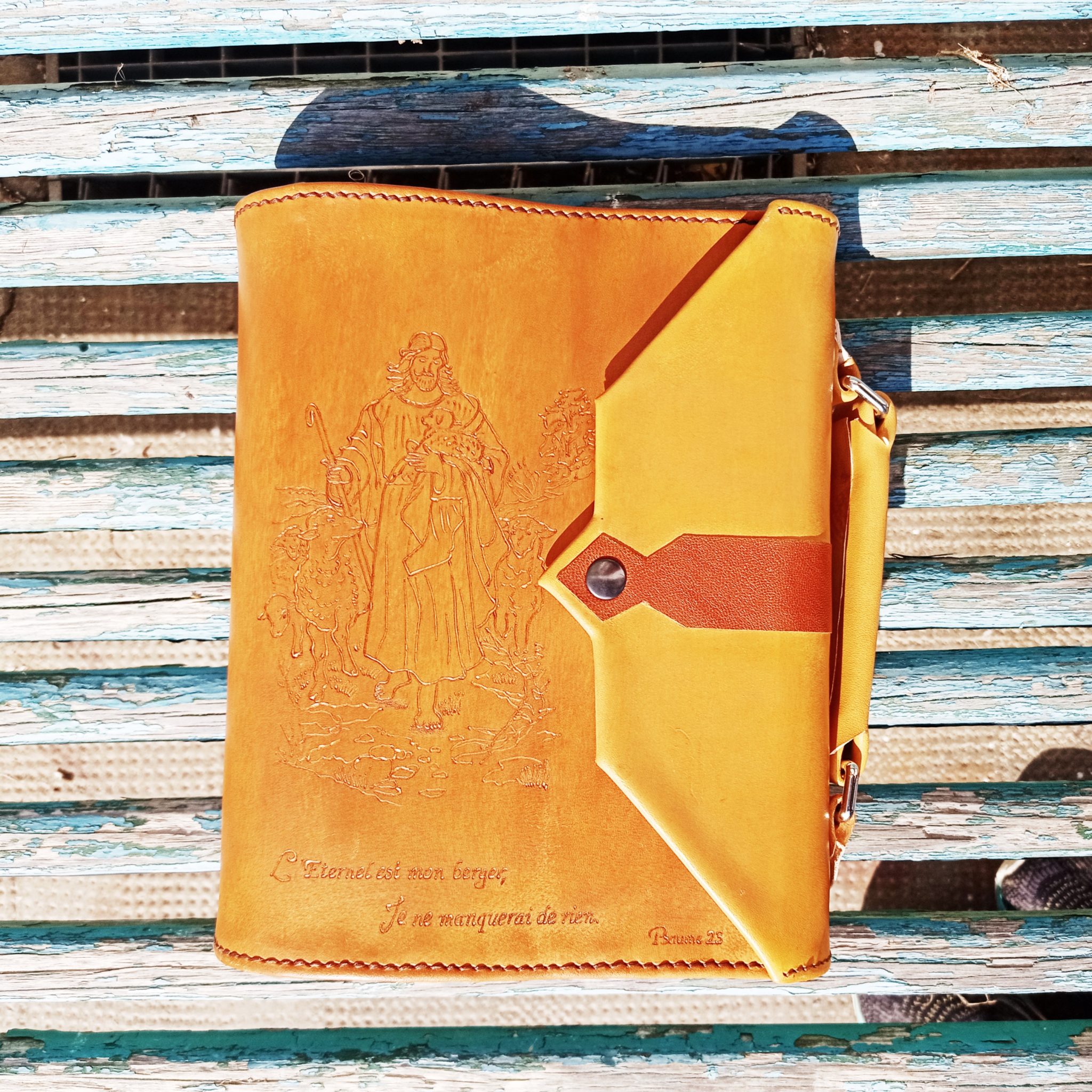 Création cuir artisanal - COUVRE-LIVRE : EYSINES