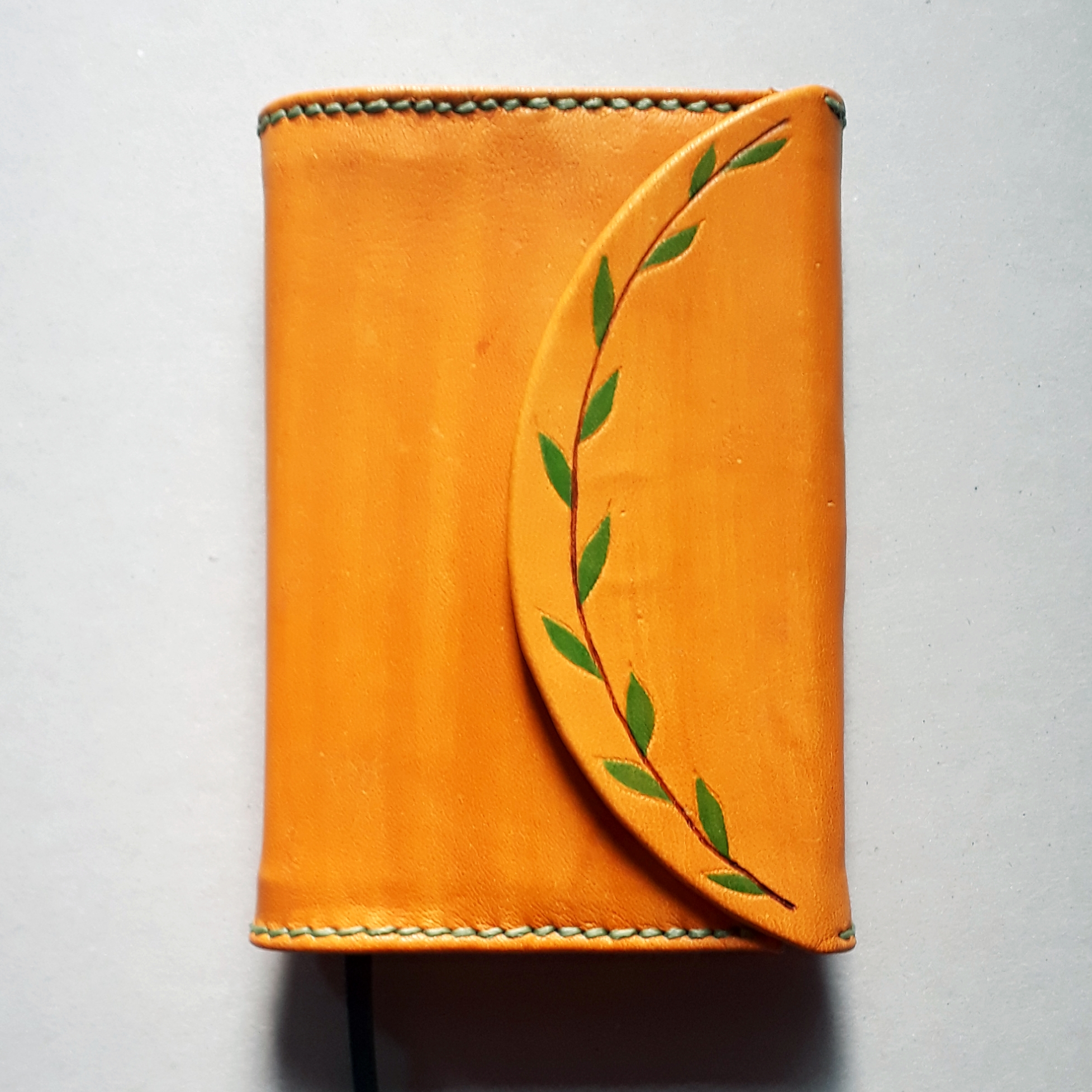 Création cuir artisanal - COUVRE-LIVRE : LIERRE