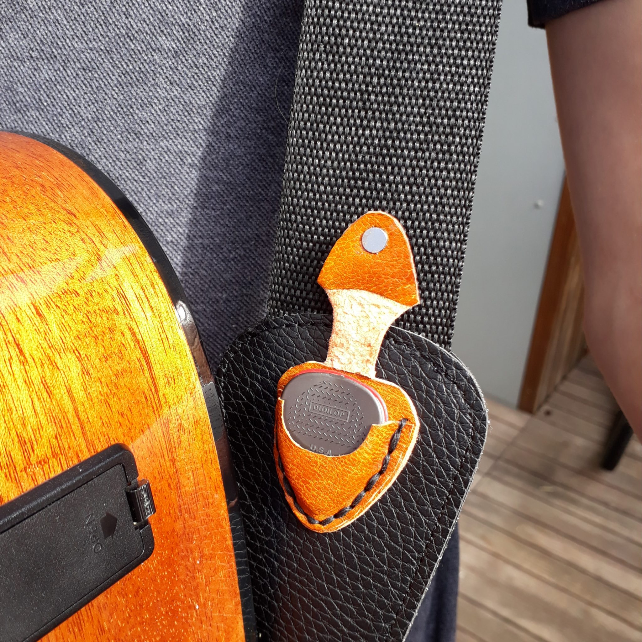 Création cuir artisanal - ACCESSOIRES : Porte plectre de guitare