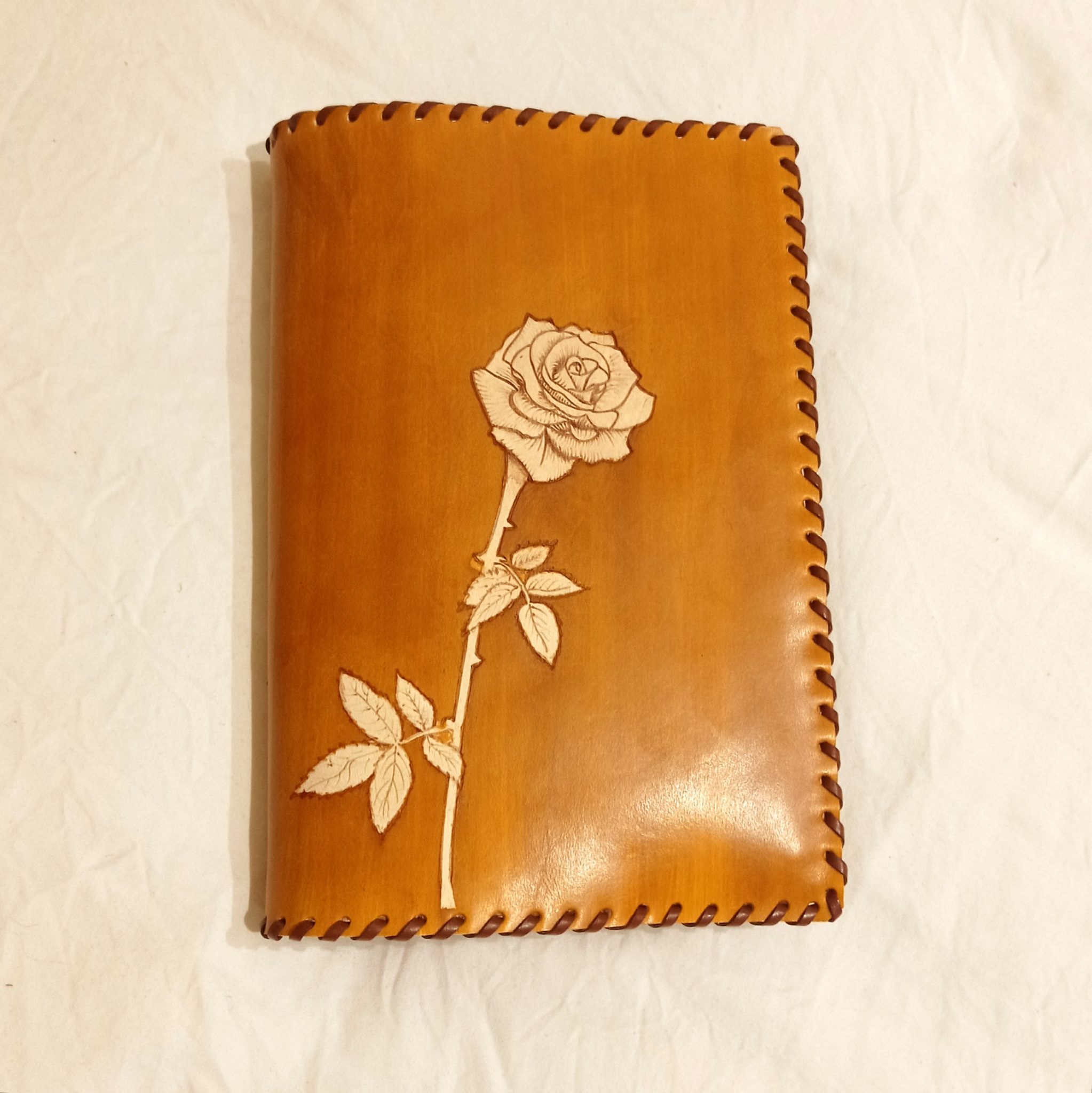 Création cuir artisanal - COUVRE-LIVRE : ROSE