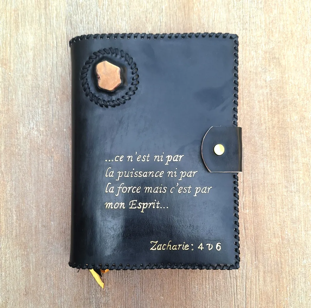 Création cuir artisanal - COUVRE-LIVRE : ZACHARIE